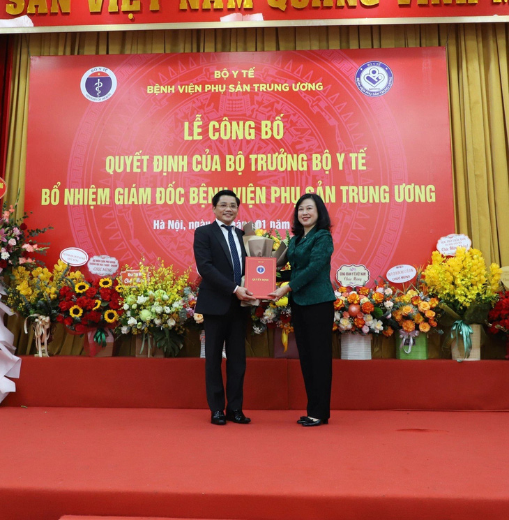 Bộ trưởng Bộ Y tế Đào Hồng Lan (bên phải ảnh) trao quyết định cho GS.TS Nguyễn Duy Ánh - Ảnh: NGUYỄN NHIÊN