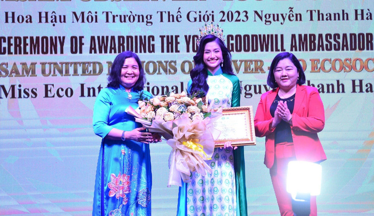 Nguyễn Thanh Hà nhận danh hiệu Đại sứ thiện chí trẻ Liên Hiệp Quốc - Ảnh: HOÀI PHƯƠNG