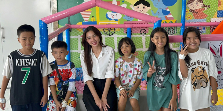 Thùy Tiên và các em nhỏ tại khu vui chơi ở Bệnh viện Nhi đồng 1 - Ảnh: BTC