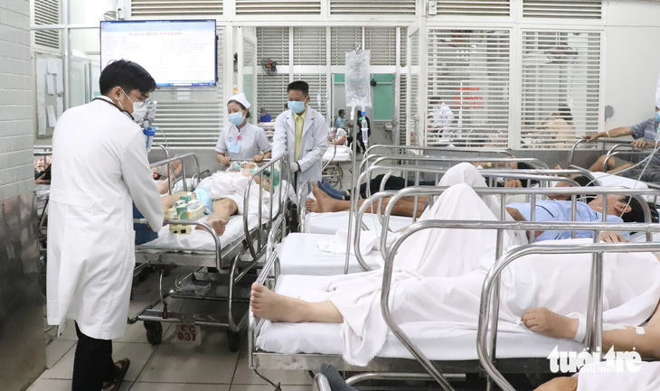 Bệnh nhân được cấp cứu tại khoa cấp cứu Bệnh viện Chợ Rẫy dịp Tết - Ảnh: XUÂN MAI 