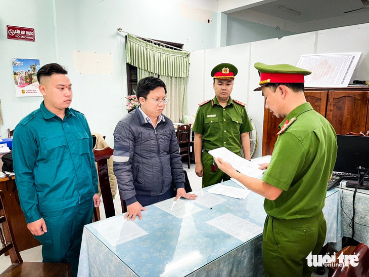Cơ quan cảnh sát điều tra Công an tỉnh Quảng Nam đọc lệnh bắt ông Hà Hải Đăng - Ảnh: C.A 