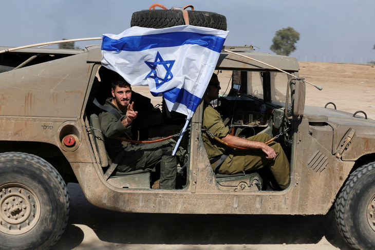 Binh sĩ Israel tại khu vực biên giới Israel - Dải Gaza - Ảnh: REUTERS