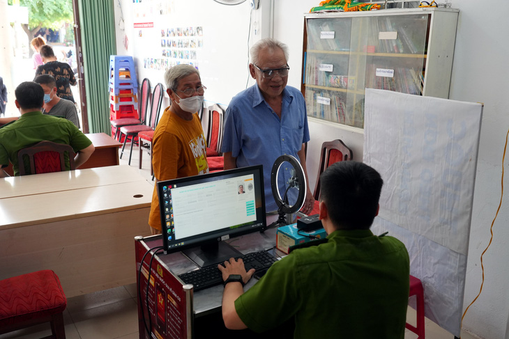 Người dân đến làm thủ tục đăng ký định danh mức 2 tại quận Tân Phú, TP.HCM - Ảnh: HỮU HẠNH