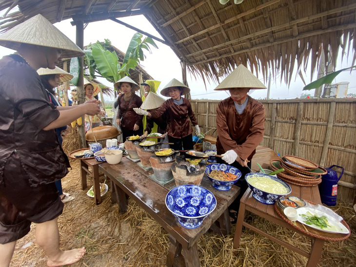 Những bữa ăn trên ruộng lúa được bày biện phục vụ du khách - Ảnh: B.D.