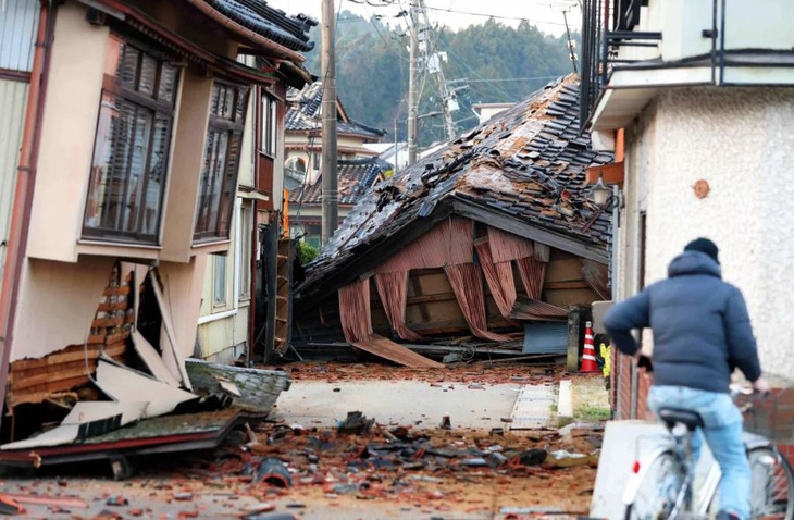 Nhà cửa ở Anamizu, tỉnh Ishikawa, Nhật Bản bị hư hại nặng sau trận động đất mạnh ngày 1-1 - Ảnh: GETTY