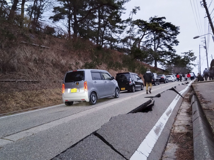 Ảnh chụp vào ngày 1-1 cho thấy con đường bị hư hỏng một phần ở thành phố Wajima, tỉnh Ishikawa, miền trung Nhật Bản, sau trận động đất 7,6 độ - Ảnh: KYODO