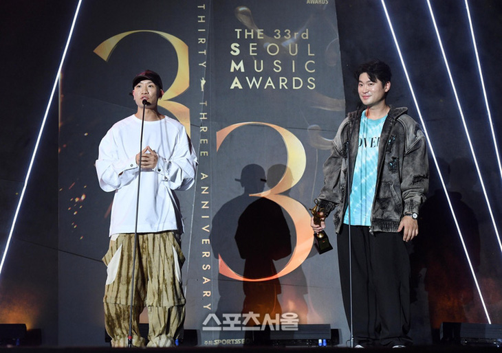 Dynamic Duo thắng giải R&B Hip Hop tại Seoul Music Awards 2024 - Ảnh: Sport Seoul.