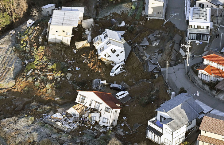 Nhà cửa, ô tô và đường sá bị tàn phá vì động đất ở thành phố Kanazawa, tỉnh Ishikawa, Nhật Bản trong bức ảnh chụp ngày 2-1 - Ảnh: KYODO