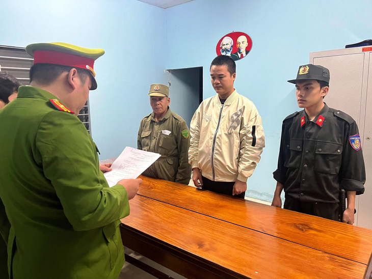 Hoàng Anh Luân (áo trắng ở giữa) bị khởi tố, bắt tạm giam vì điều khiển đường dây cá độ bóng đá triệu đô - Ảnh: QUỐC ANH