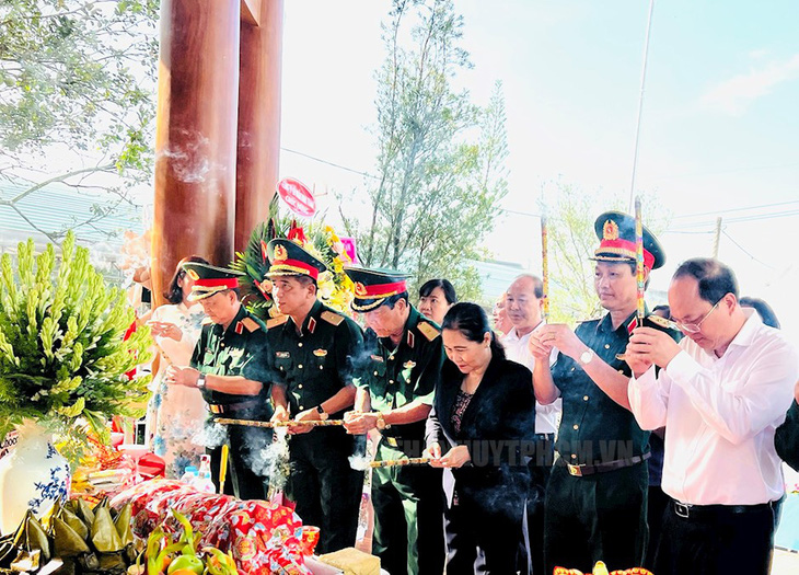 Các đại biểu dâng hương tưởng niệm các anh hùng liệt sĩ tại đền tưởng niệm anh hùng liệt sĩ xã An Phú, huyện Củ Chi - Ảnh: THÀNH ỦY TP.HCM