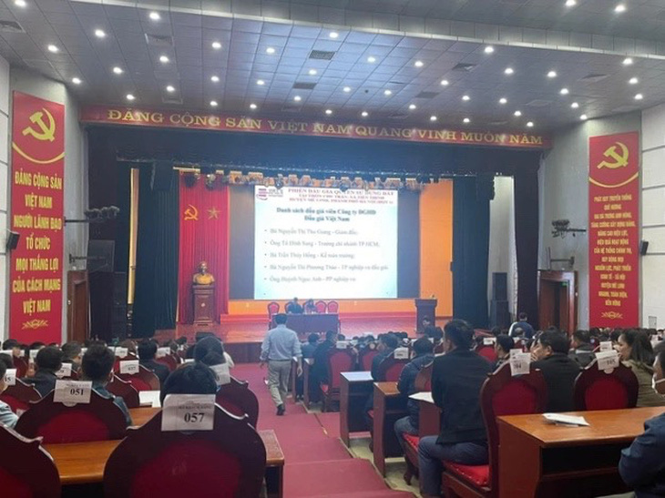 Toàn cảnh buổi đấu giá ngày 30-12-2023 tại huyện Mê Linh - Ảnh: Q.V.