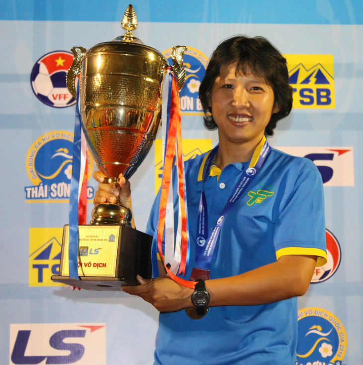 Kim Chi và chiếc cúp vô địch năm 2016 - Ảnh: QUANG THỊNH