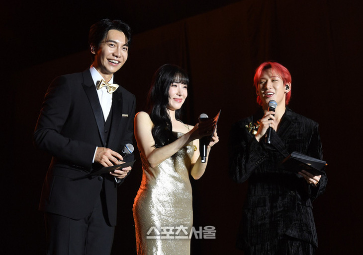 Bộ ba MC chính của Seoul Music Awards 2024 - Ảnh: Sports Seoul