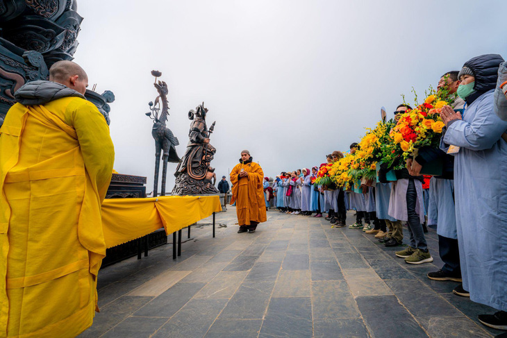 Mở đầu lễ vía là nghi lễ dâng hoa cúng Phật. 