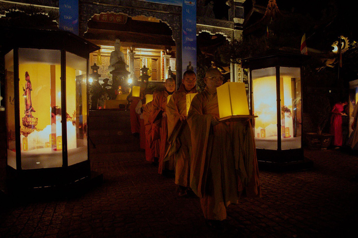 Cuối ngày, nghi lễ dâng đăng chư Phật được tổ chức trang trọng tại Bảo An Thiền Tự. 
