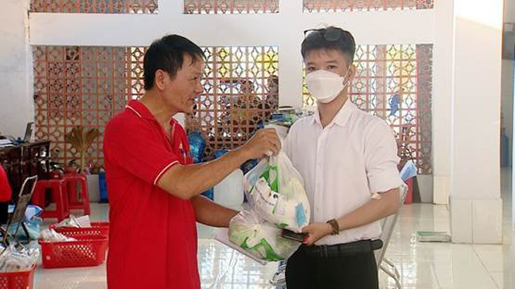 Quà được trao tận tay người hiến máu ở các tỉnh miền Tây Nam Bộ
