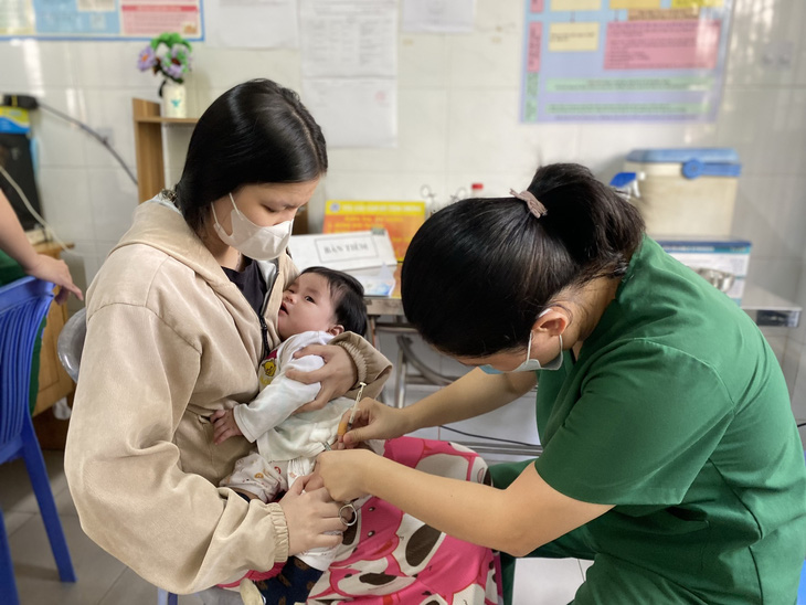Trẻ được tiêm vắc xin 5 trong 1 tại trạm y tế xã Phú Xuân, huyện Nhà Bè, TP.HCM sáng 2-1 - Ảnh: X.MAI