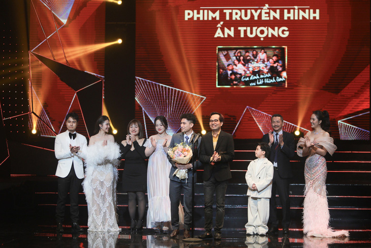 Đoàn phim Gia đình mình vui bất thình lình nhận giải Phim truyền hình ấn tượng của năm - Ảnh: DANH KHANG