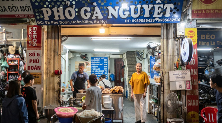 Quán phở gà Nguyệt (Hà Nội) nhộn nhịp khách từ 17h tới nửa đêm - Ảnh: MICHELIN Guide Việt Nam