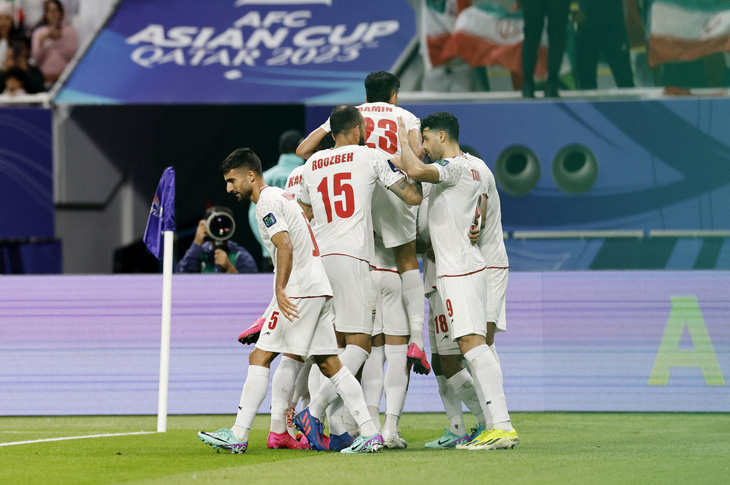 Niềm vui của các cầu thủ Iran sau khi ghi bàn vào lưới Palestine - Ảnh: REUTERS