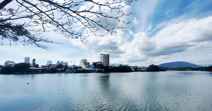 Một đoạn bờ nam sông Cái Nha Trang (Khánh Hòa) đã bị World Bank hủy tài trợ vốn đầu tư xây dựng kè và đường, có liên quan đến việc bồi thường không đúng chính sách cho dân bị ảnh hưởng bởi dự án - Ảnh: PHAN SÔNG NGÂN