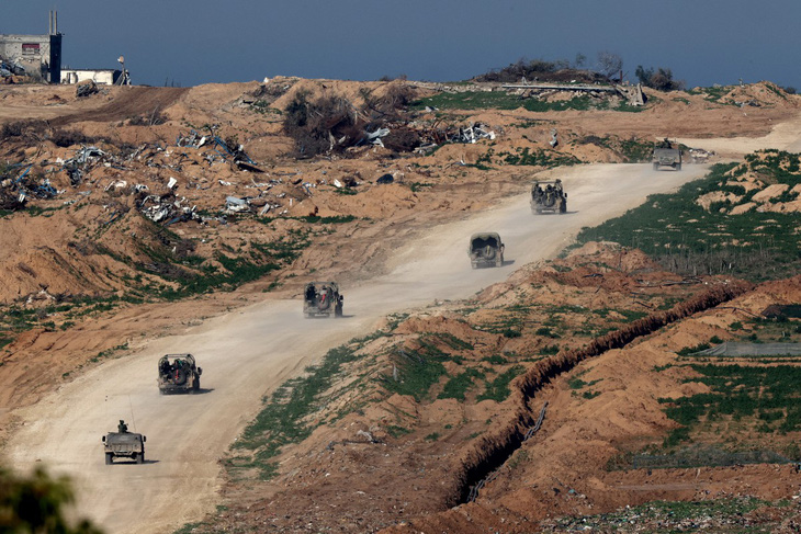 Lực lượng Israel di chuyển tại khu vực gần biên giới với Dải Gaza ngày 18-1 - Ảnh: AFP