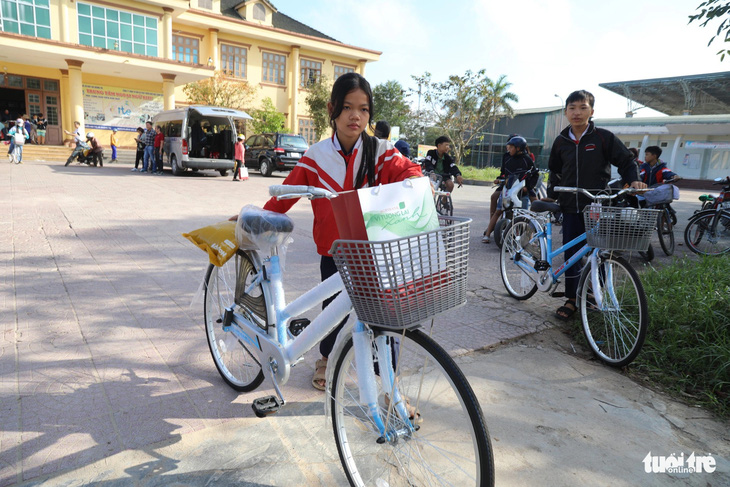 Học sinh Quảng Trị vui mừng với chiếc xe đạp mới - Ảnh: HOÀNG TÁO
