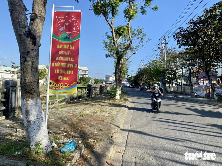 Các khung sắt treo pa nô đã được di dời lùi vào sâu trong vỉa hè, cách xa lòng đường - Ảnh: TRƯỜNG TRUNG