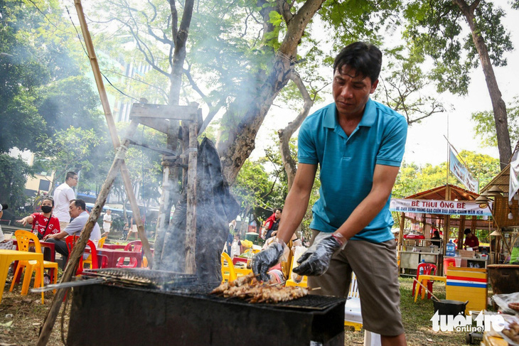 Thịt heo bản chuyển từ Điện Biên về ướp và nướng ngay tại lễ hội - Ảnh: PHƯƠNG QUYÊN