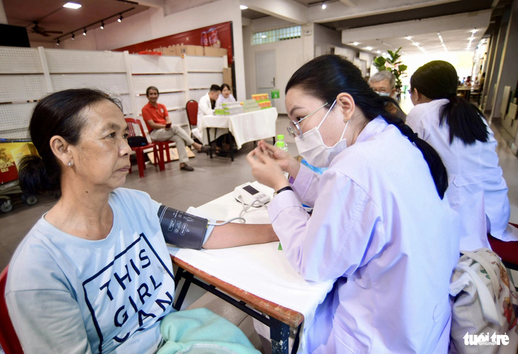 Trong khi đợi đến phiên được đi chợ Tết, nhiều người tranh thủ sử dụng dịch vụ chăm sóc sức khỏe miễn phí từ các bác sĩ. Trong ảnh: cô Kim Phượng từ huyện Bình Chánh đang được bác sĩ khám, tư vấn.