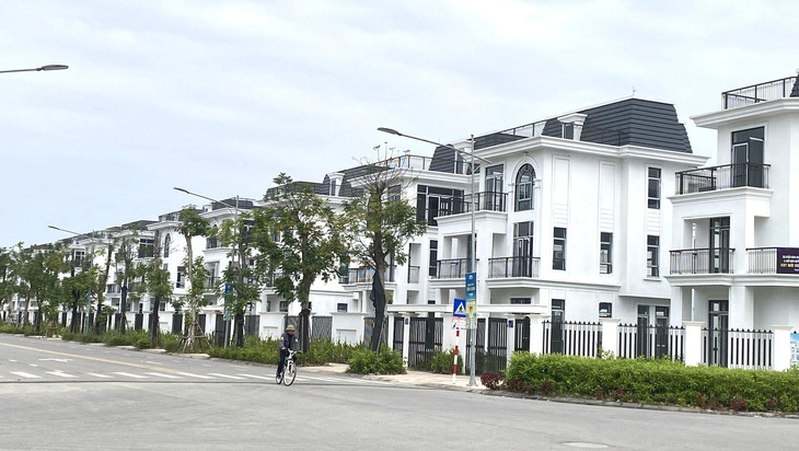 Thị trường trầm lắng, nhiều khu biệt thự xa trung tâm Hà Nội hoàn thiện nhiều năm nhưng không có người ở - Ảnh: B.NGỌC