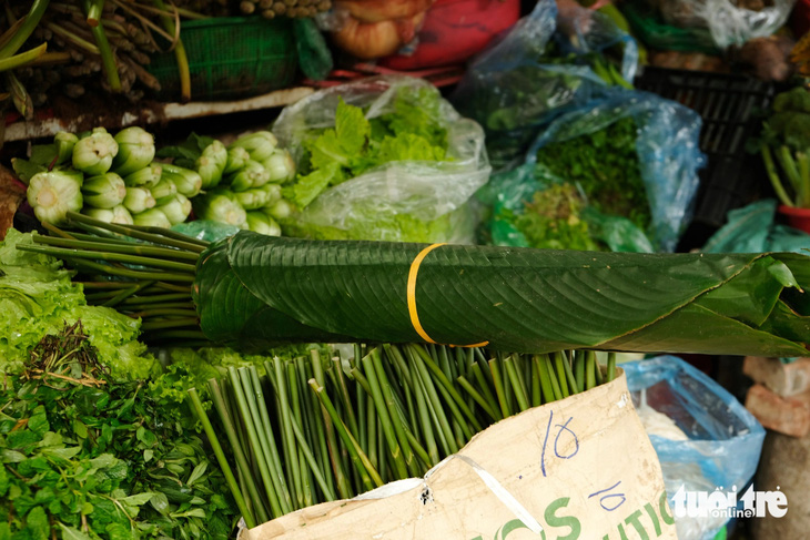 Ngoài mùi già, chợ Bưởi cũng bán cả lá dong - Ảnh: ĐẬU DUNG