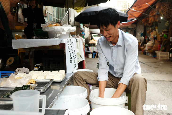 Bà Nguyễn Thị Trung kể: "Con đường chỗ hàng đậu phụ ngồi, ngày xưa là sông Tô Lịch đấy" - Ảnh: ĐẬU DUNG