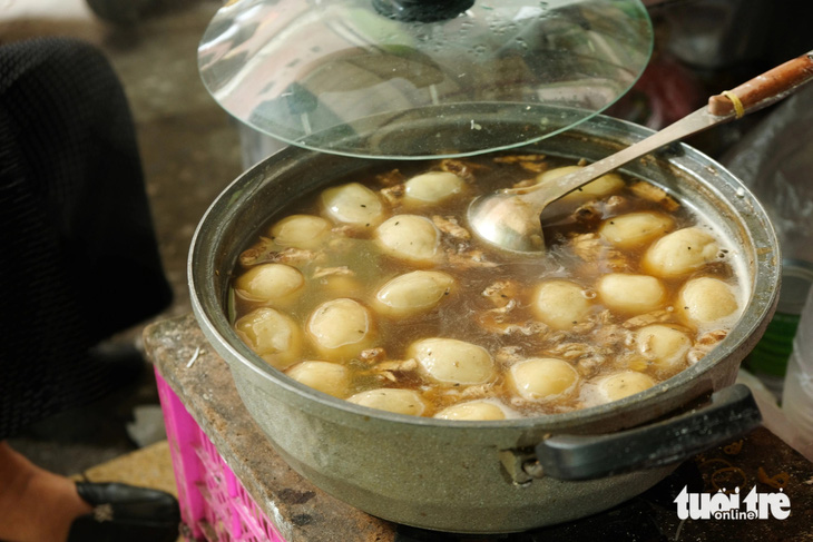 Bánh trôi tàu ở chợ Bưởi 15 ngàn đồng/ bát, ngon mà rẻ hơn các nơi nhiều - Ảnh: ĐẬU DUNG 