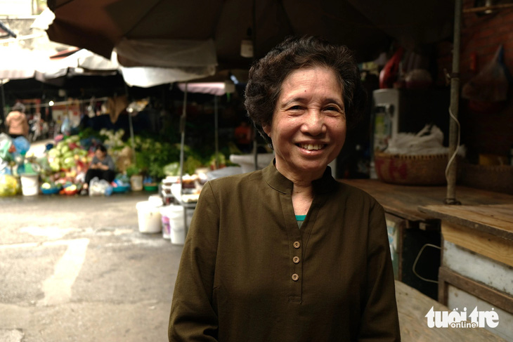 Bà Nguyễn Thị Trung đi chợ Bưởi cả một đời - Ảnh: ĐẬU DUNG