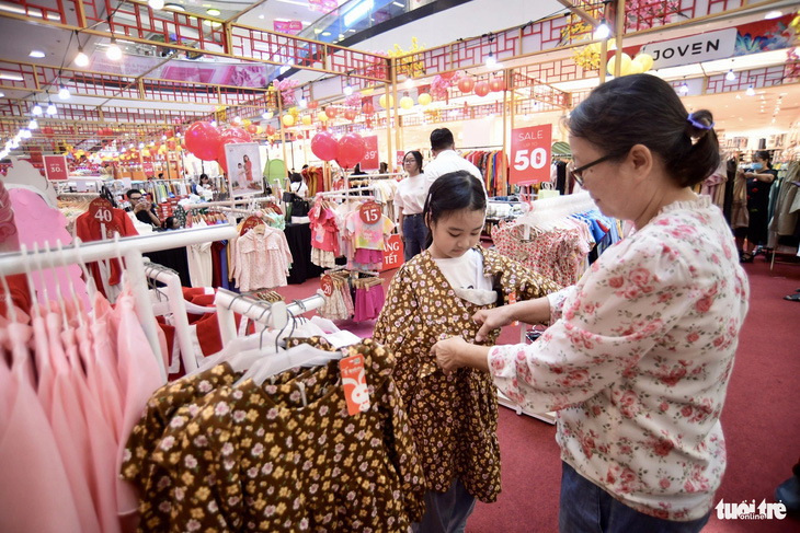 Mặt hàng thời trang được giảm giá sâu tại Vạn Hạnh Mall từ online tới trực tiếp tại trung tâm - Ảnh: QUANG ĐỊNH