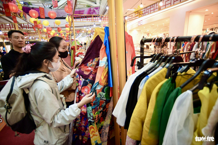 Người dân mua sắm Tết ở Vạn Hạnh Mall, quận 10 - Ảnh: QUANG ĐỊNH