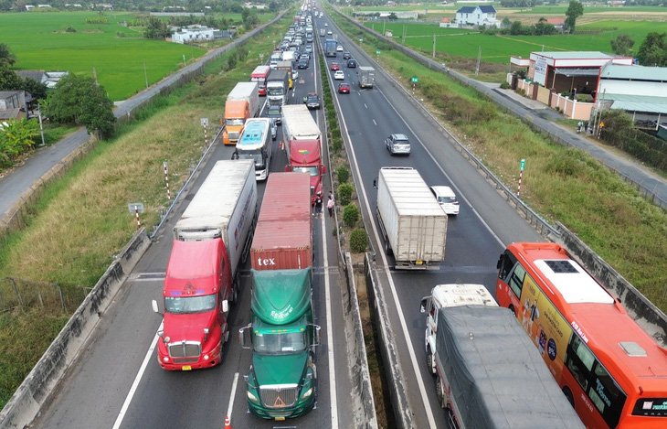 Hai tai nạn liên tiếp khiến cao tốc TP.HCM - Trung Lương hướng về miền Tây kẹt xe kéo dài - Ảnh: AN LONG