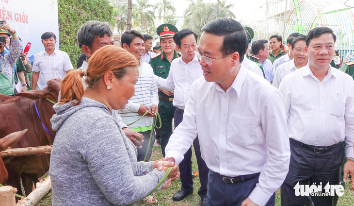 Chủ tịch nước Võ Văn Thưởng đến thăm và trao bò giống cho người dân vùng biên TP Hà Tiên - Ảnh: CHÍ CÔNG
