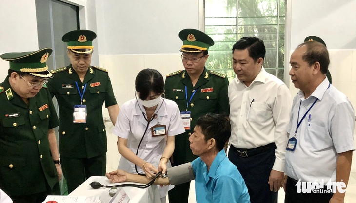 Bộ đội biên phòng và các bác sĩ ở địa phương khám bệnh và cấp thuốc miễn phí cho người dân Hà Tiên - Ảnh: CHÍ CÔNG