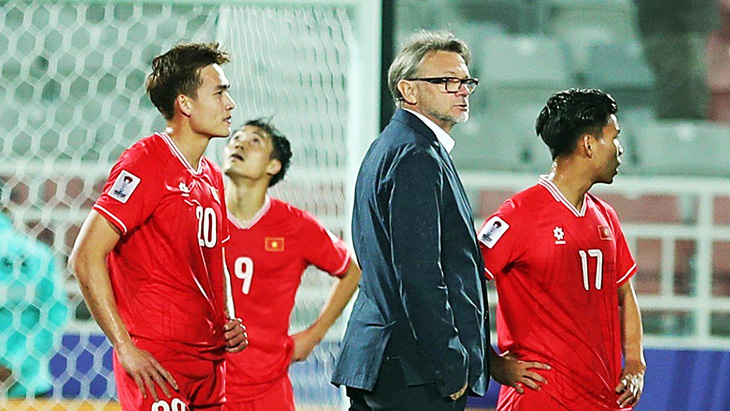 Nhân sự là một trong những vấn đề HLV Troussier cần phải tính toán nhằm thực hiện thành công lối chơi kiểm soát bóng ở đội tuyển Việt Nam - Ảnh: HOÀNG TUẤN