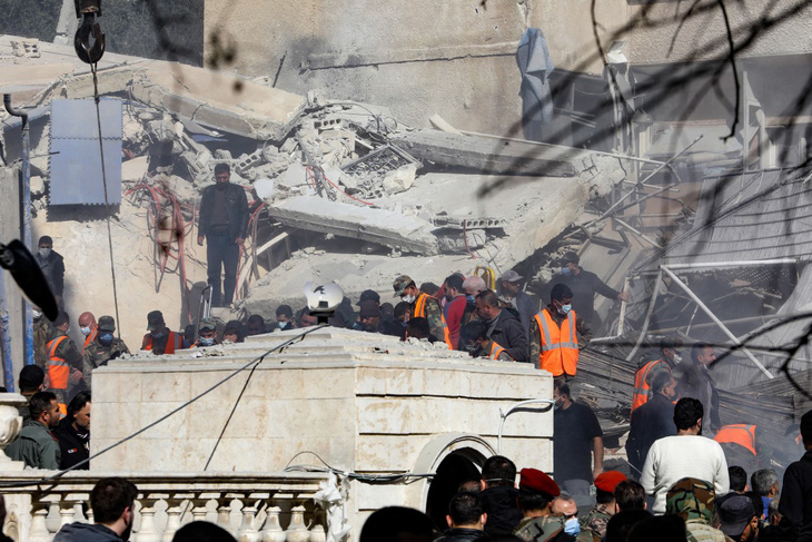 Lực lượng cứu hộ tập trung cứu người trong đống đổ nát của tòa nhà bị Israel nhắm mục tiêu ở Damascus, Syria, ngày 20-1 - Ảnh: AFP