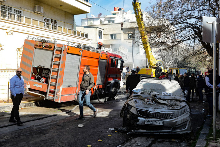 Xe cứu hỏa có mặt tại hiện trường ở Damascus, Syria - Ảnh: AFP