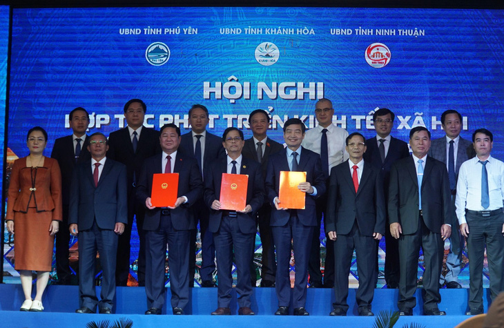 Chủ tịch UBND 3 tỉnh Khánh Hòa - Phú Yên - Ninh Thuận ký biên bản thỏa thuận hợp tác phát triển liên kết vùng - Ảnh: TRẦN HƯỚNG