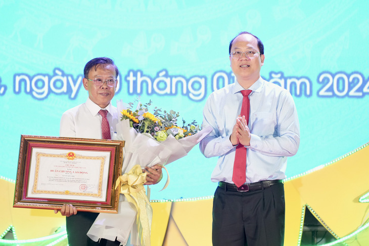 Phó bí thư thường trực TP.HCM Nguyễn Hồ Hải (bên phải) trao Huân chương Lao động hạng ba cho Bí thư Thành ủy TP Thủ Đức Nguyễn Hữu Hiệp - Ảnh: HỮU HẠNH