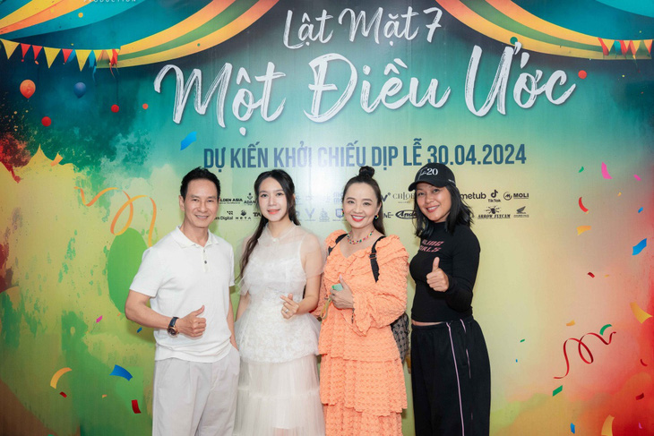 Đinh Y Nhung, Hoài An và vợ chồng Lý Hải, Minh Hà trong bữa tiệc