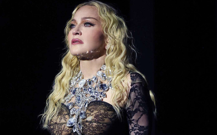 Bắt khán giả chờ 2 tiếng, siêu sao Madonna bị kiện