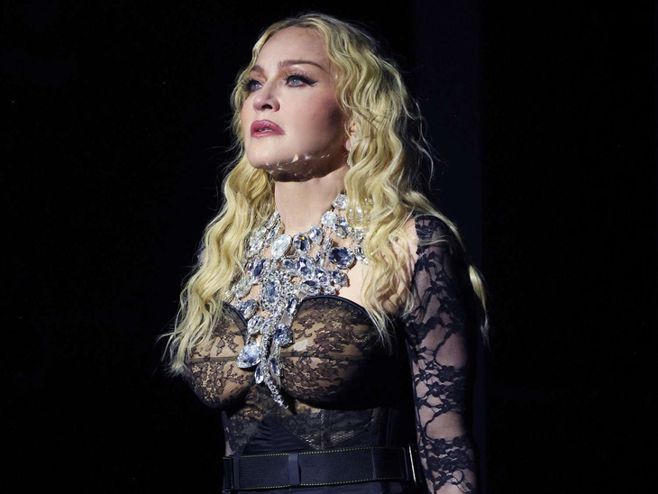 Madonna biểu diễn trong The Celebration Tour ở London vào tháng 10-2023 - Ảnh: WIRE IMAGE