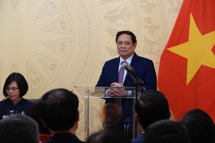 Thủ tướng Phạm Minh Chính tại cuộc gặp cán bộ, nhân viên Đại sứ quán và đại diện cộng đồng người Việt Nam tại Budapest vào chiều tối 19-1 giờ địa phương - Ảnh: QUỲNH TRUNG