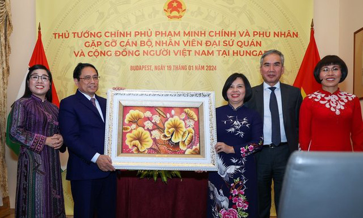 Thủ tướng và phu nhân tặng quà cho Đại sứ quán và đại diện cộng đồng người Việt Nam tại Hungary - Ảnh: VGP